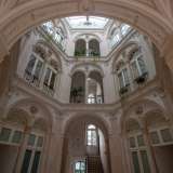 L�impressione � quella di entrare in una piccola corte del centro storico, circondata da varie logge che in realt� sono aperture ad arco contenenti bifore che si aprono sull�atrio ai vari livelli